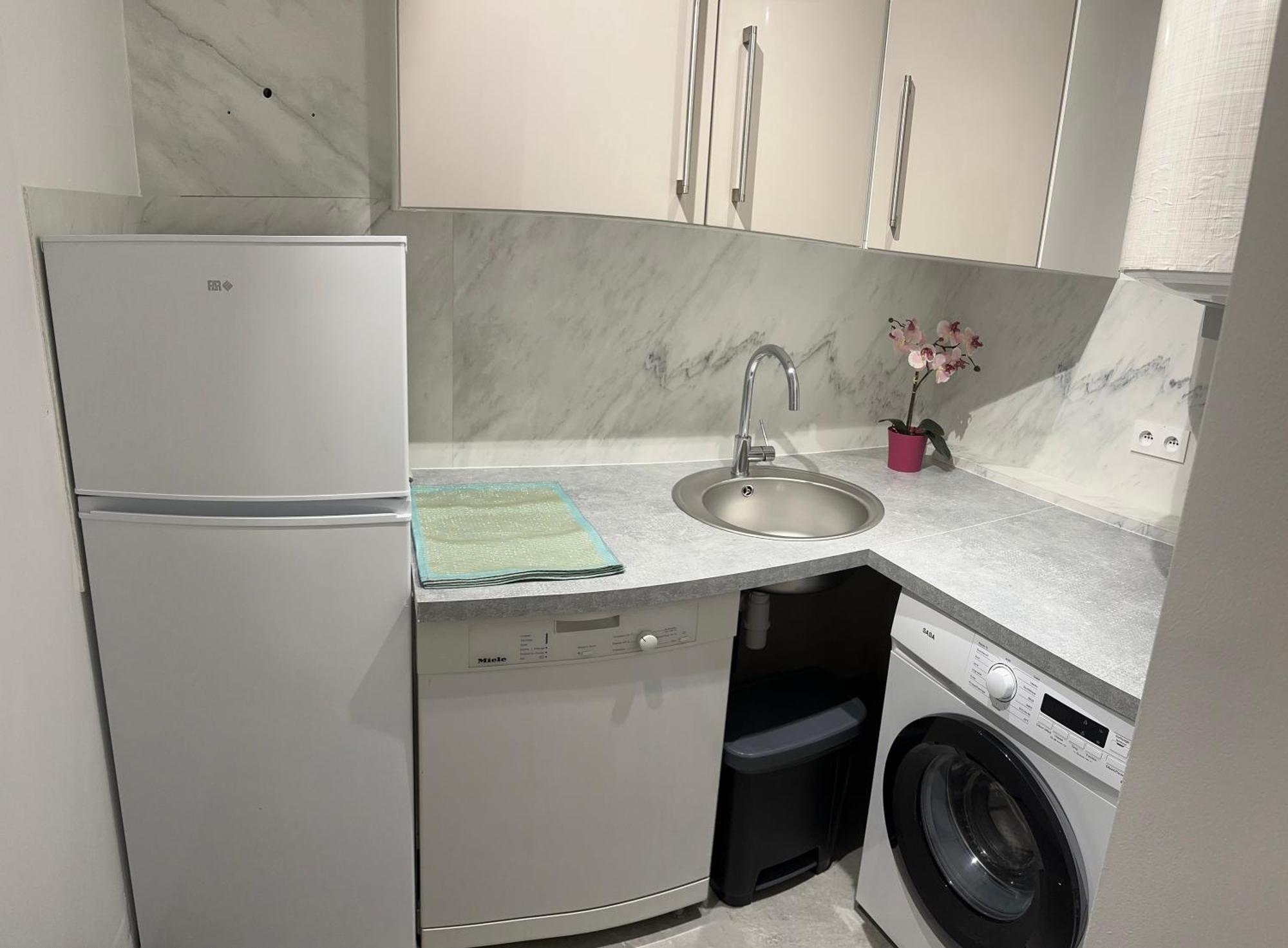 Homestay -sans Cuisine -avec Terrasse Et Entree Independantes A 25 Min De Paris *